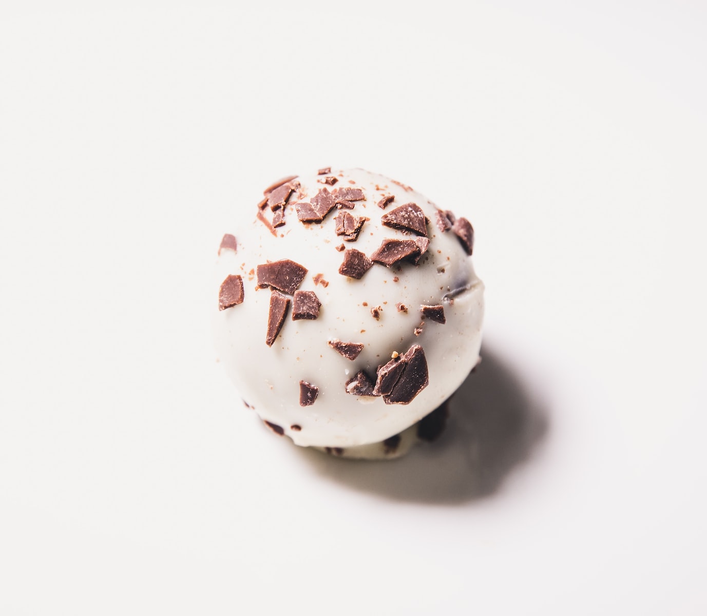 bola de helado blanco con trozos de chocolate